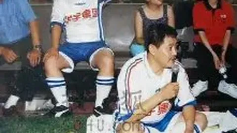 吴奇隆刘诗诗携子同行，三口之家难得同框展笑颜